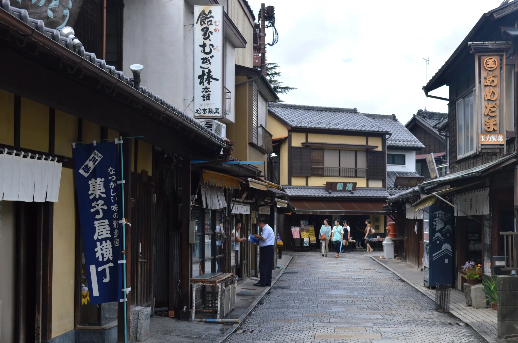 菓子屋横丁の石畳と店先